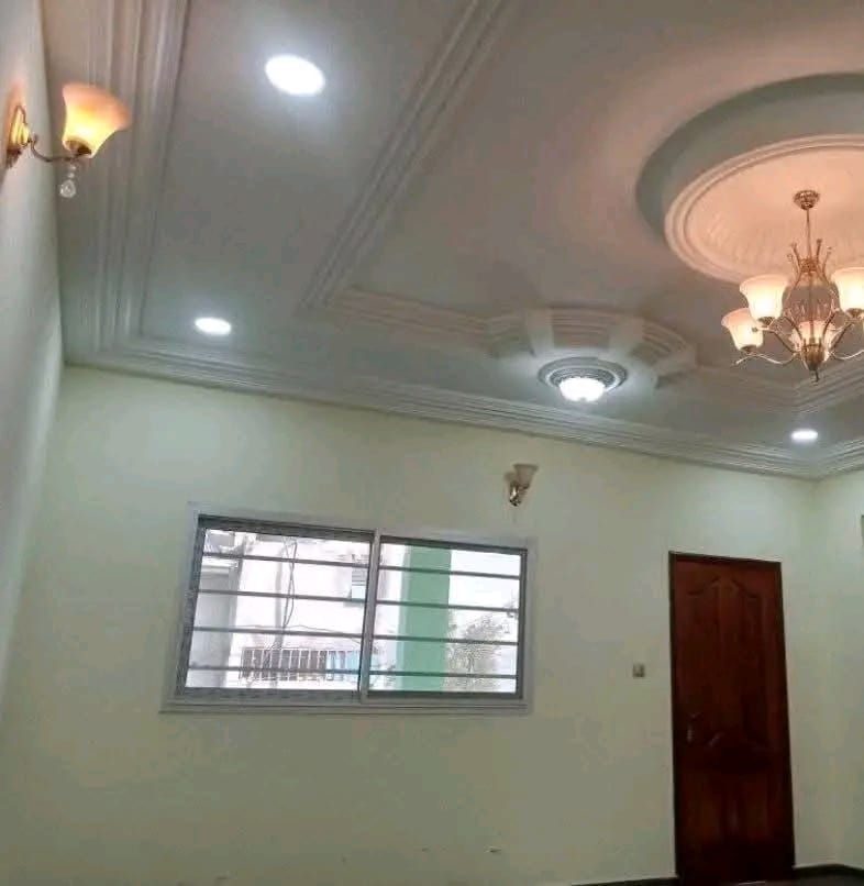 Decorative plaster ceiling with cove moulding, recessed lights and chandelier